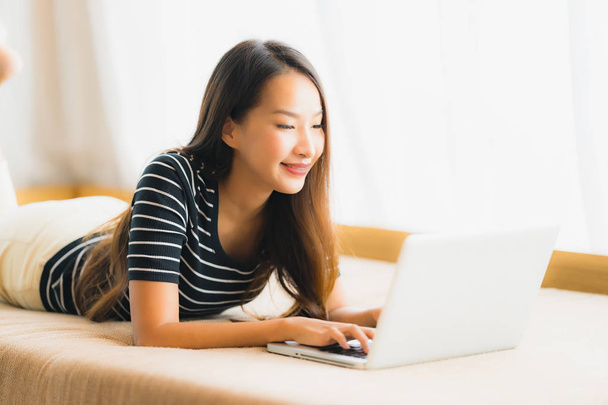 Muotokuva kaunis nuori aasialainen nainen tietokoneella kannettavan tai
  - Valokuva, kuva