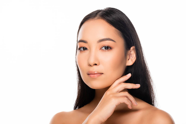 красива азіатська гола жінка торкається чистого обличчя ізольовано на білому
 - Фото, зображення