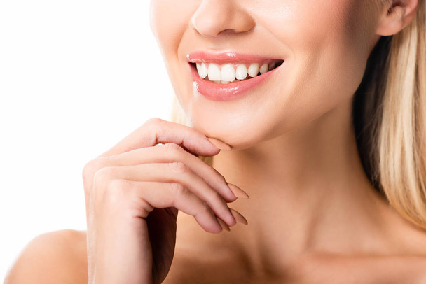gedeeltelijke weergave van naakte lachende vrouw met witte tanden geïsoleerd op wit - Foto, afbeelding