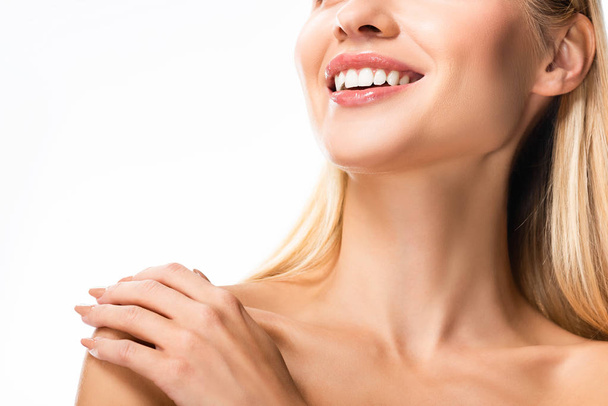 vista parziale di donna nuda sorridente con denti bianchi isolati su bianco
 - Foto, immagini