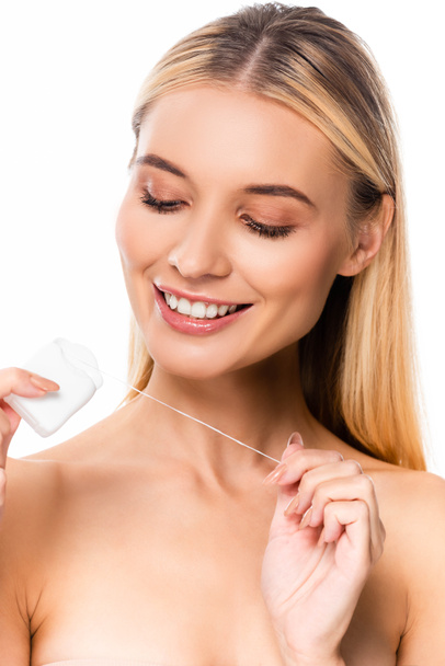 Portret van lachende naakte vrouw met tandheelkundige floss geïsoleerd op wit - Foto, afbeelding