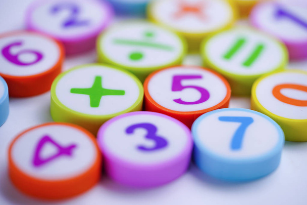 Matemáticas Número colorido sobre fondo blanco: Educación estudio matemáticas aprendizaje enseñar concepto
. - Foto, Imagen