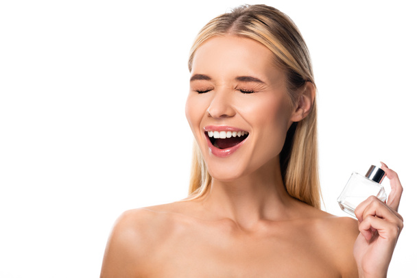 ξανθιά γυμνή ευτυχισμένη γυναίκα με κλειστά μάτια και το άρωμα απομονώνεται σε λευκό - Φωτογραφία, εικόνα