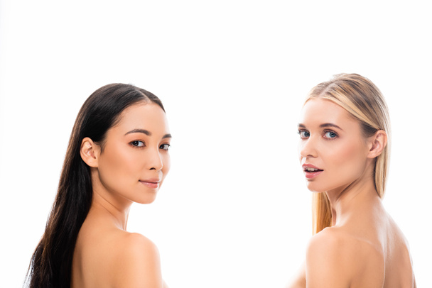 вид ззаду красива європейська блондинка і азіатська брюнетка голі жінки ізольовані на білому
 - Фото, зображення