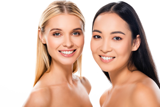 glimlachend mooi Europees blond en Aziatische brunette naakte vrouwen geïsoleerd op wit - Foto, afbeelding