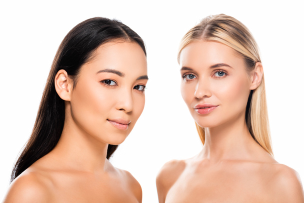 atrakcyjna Europejska Blondynka i Azjatycka brunetka nagie kobiety na białym tle - Zdjęcie, obraz