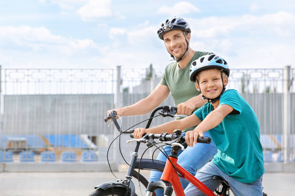 Buon padre e figlio in bicicletta all'aperto
 - Foto, immagini