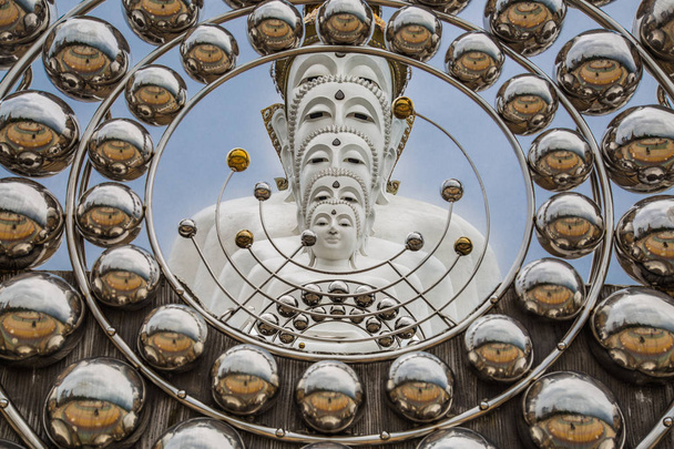 Phasornkaew-tempel met de 5 boeddha's in Noord-Thailand - Foto, afbeelding