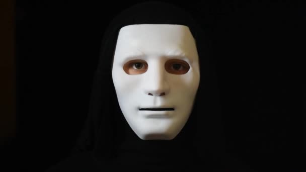 Ο άνθρωπος στο σκοτάδι με μια λευκή μάσκα - Πλάνα, βίντεο
