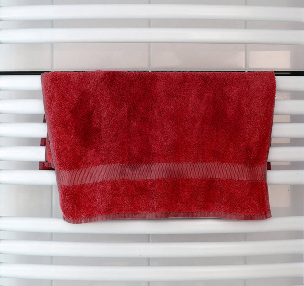Wit metaal verwarmd handdoekenrek set in de badkamer - Foto, afbeelding