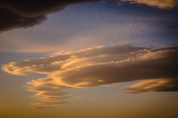 Paesaggio chiamato tramonto UFO
 - Foto, immagini