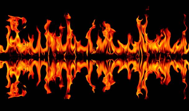 Ohnivé plameny na černém pozadí abstraktního umění, - Fotografie, Obrázek