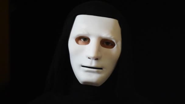 Człowiek w ciemności w białej maski - Materiał filmowy, wideo