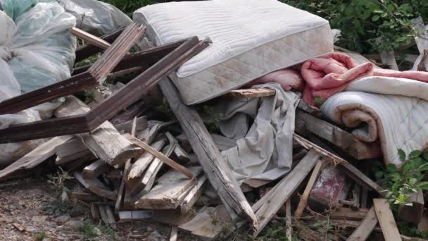 Śmieci po cenach dumpingowych wykonanych z sypialni - Materiał filmowy, wideo