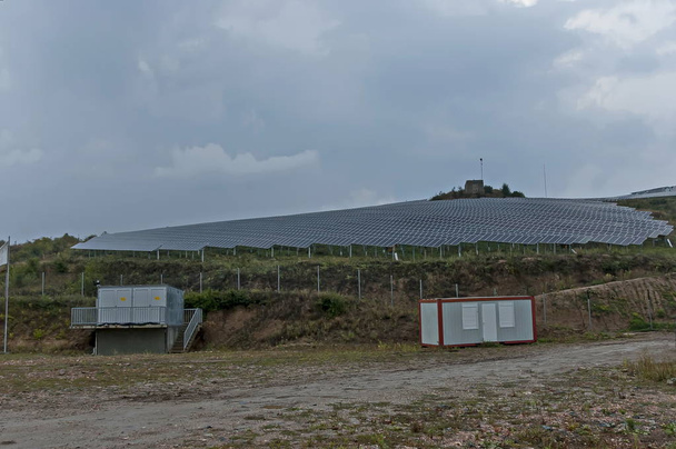 Панелі сонячних батарей проти мороли небо, Средна гора Гора, Болгарія    - Фото, зображення