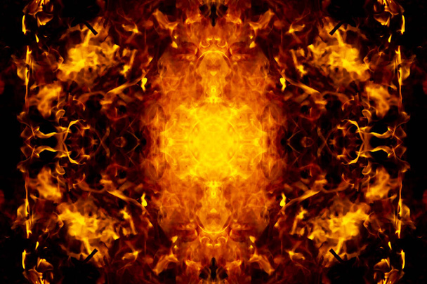 De beweging van de vlammen in het donker - Foto, afbeelding
