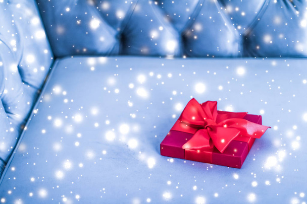 Χριστούγεννα διακοπών πολυτελές κόκκινο κουτί δώρου σε μπλε φόντο με GL - Φωτογραφία, εικόνα