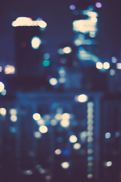 Grote stedelijke lichten 's nachts, wazige achtergrond - Foto, afbeelding