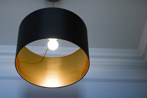 Золотая лампа в комнате, элегантное современное освещение дома - Фото, изображение
