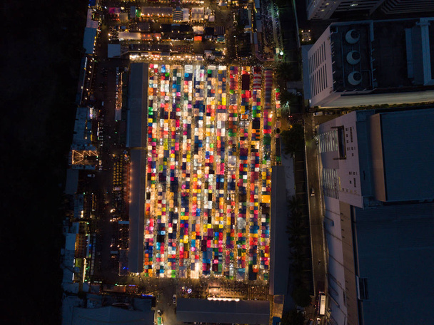 Rotfai Vista del mercado desde arriba, en Bangkok Tailandia
 - Foto, imagen