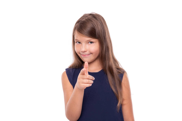 Το μικρό κορίτσι δείχνει το δάχτυλό της σε σένα απομονωμένο σε λευκό. - Φωτογραφία, εικόνα