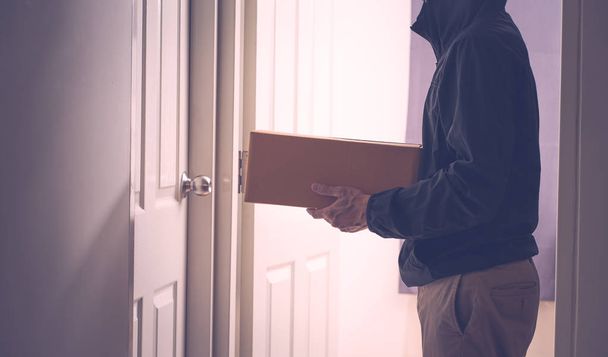 Unrecognize delivery man with box of pardel at the door - Foto, imagen