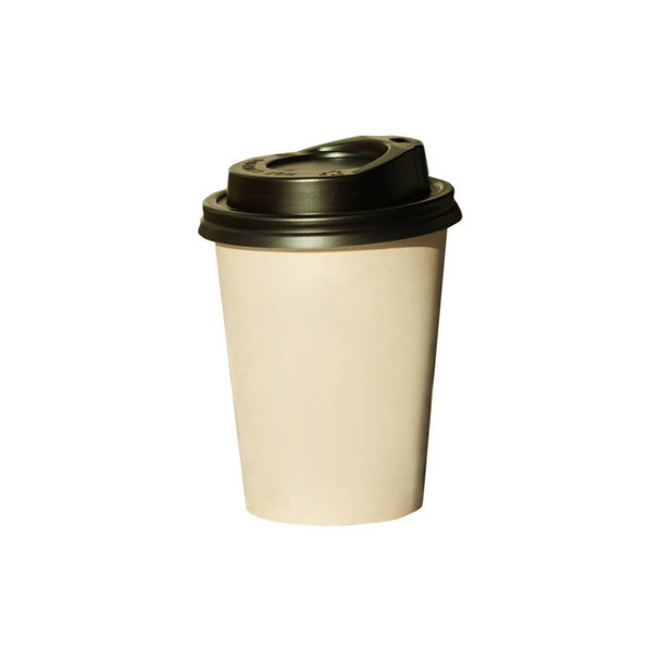 Kaffee zu gehen auf weißem Hintergrund isoliert. brauner Kraftpapierbecher mit schwarzem Deckel, Lifestylekonzept. - Foto, Bild