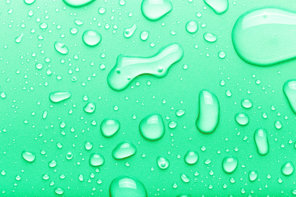 Gocce d'acqua su uno sfondo a colori. Verde. Tonica
 - Foto, immagini