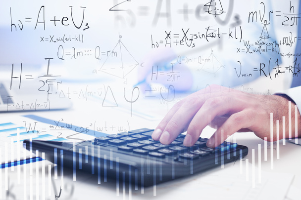 Homme utilisant une calculatrice, formules mathématiques
 - Photo, image