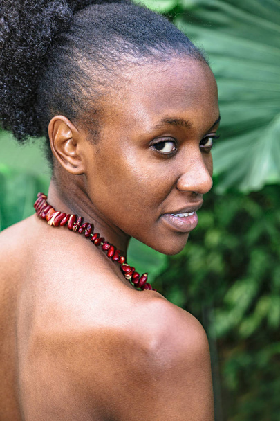 Closeup portrait of half-turned african woman - Foto, immagini