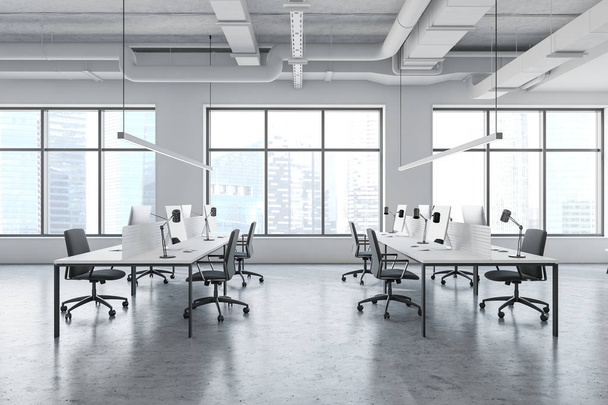 Bureau blanc de style industriel vide avec fenêtres
 - Photo, image