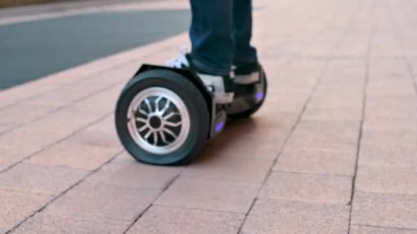 Un giovane che cavalca uno scooter giroscopico. Animazione moderna per i giovani. Trasporti ecologici
. - Filmati, video