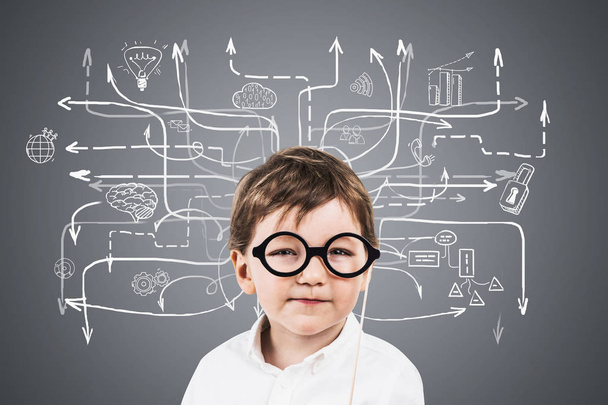 Niño con gafas y su plan de negocios
 - Foto, imagen