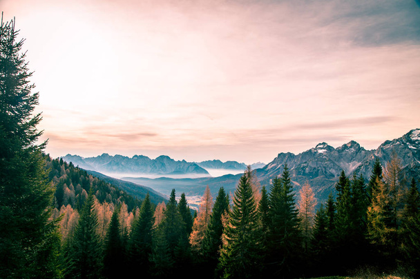 Herfst ochtend in de Alpen - Foto, afbeelding