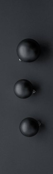 Kerstballen op zwarte flatlay achtergrond, luxe winter comfortab - Foto, afbeelding