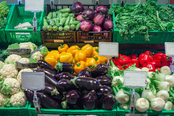 великий вибір свіжих фруктів і овочів на лічильнику ринку
 - Фото, зображення