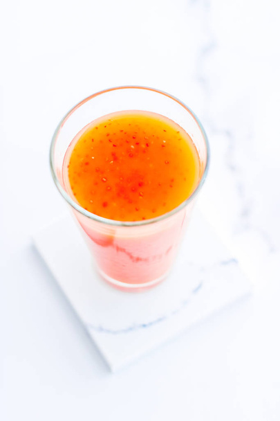 Diyet detox için Chia tohumları ile kırmızı meyve Smoothie suyu cam - Fotoğraf, Görsel