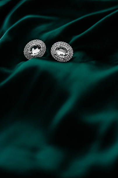 Luxus gyémánt fülbevaló sötét smaragd zöld selyem, üdülési glam - Fotó, kép