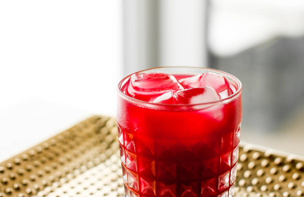 Склянка червоного коктейлю з льодом, розкішна барна вечірка
 - Фото, зображення