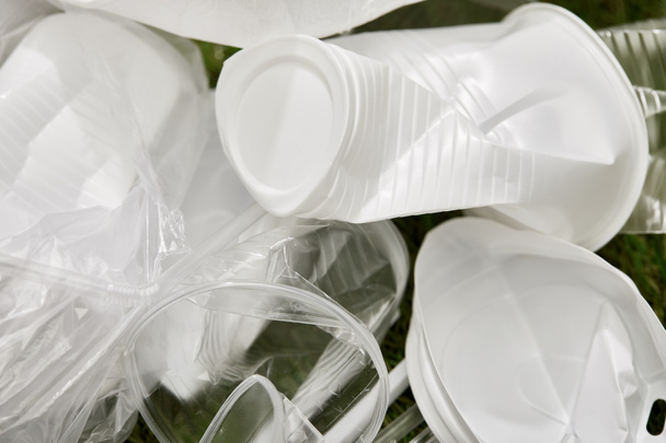 közelből kilátás halom gyűrött műanyag csészék  - Fotó, kép