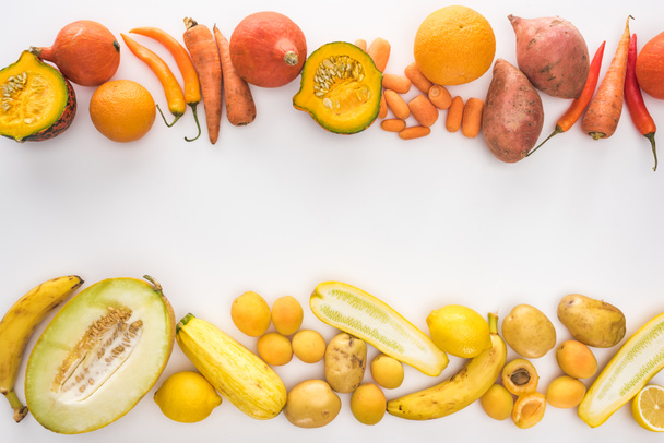 Draufsicht auf frisches, buntes Gemüse und Obst auf weißem Hintergrund mit Kopierfläche - Foto, Bild