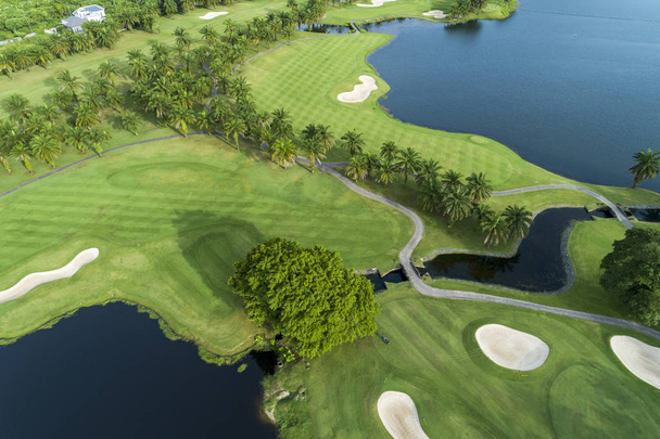 Повітряний вид дрон знімок красивого поля для гольфу Високий кут огляду
 - Фото, зображення