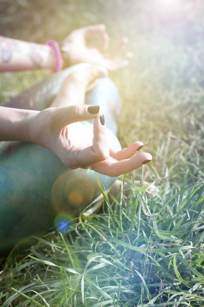 Жінка практикує йогу та медитацію в міському парку. З пробілом для тексту
 - Фото, зображення