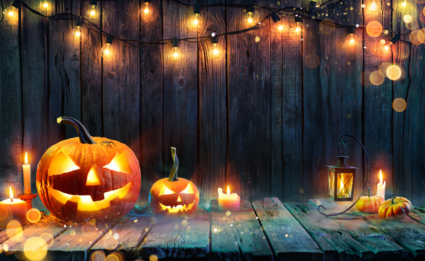 halloween - jack o 'latterns - Kerzen und Lichterketten auf Holztisch - Foto, Bild