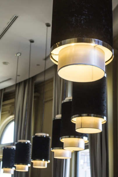 Lumières décoratives dans le hall de l'hôtel
 - Photo, image
