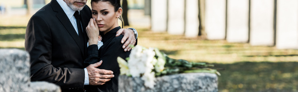πανοραμική βολή του ανώτερου άντρα αγκαλιάζει γυναίκα στην κηδεία - Φωτογραφία, εικόνα