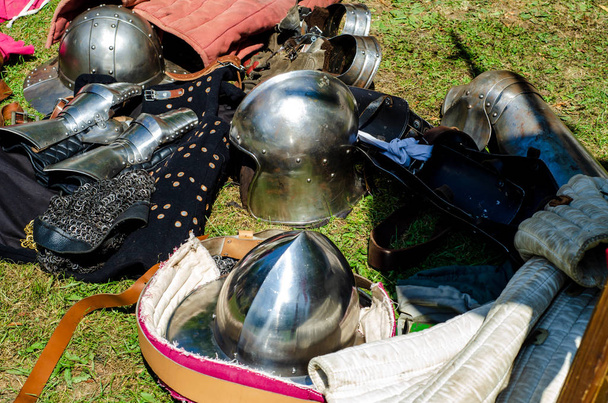 Металеві середньовічні лицарські частини обладунків
 - Фото, зображення