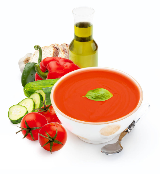 Miska z gazpacho i wyszukane składniki izolowane na białym tle. Zupa pomidorowa na lato. Dieta Śródziemnomorska składa się z pomidorów, ogórek, papryki, chleba, oliwy z oliwek, chleba, czosnku, vineg - Zdjęcie, obraz