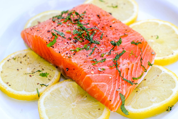Filet de saumon biologique frais sur citron
 - Photo, image