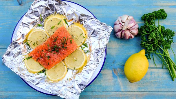 Filet de saumon biologique frais sur citron
 - Photo, image
